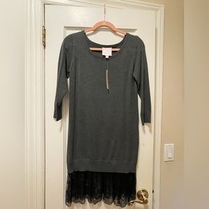 NWT GRAY DRESS WITH LONG SLEEVES AND LACE ON THE BUTTOM OF THE DRESS.